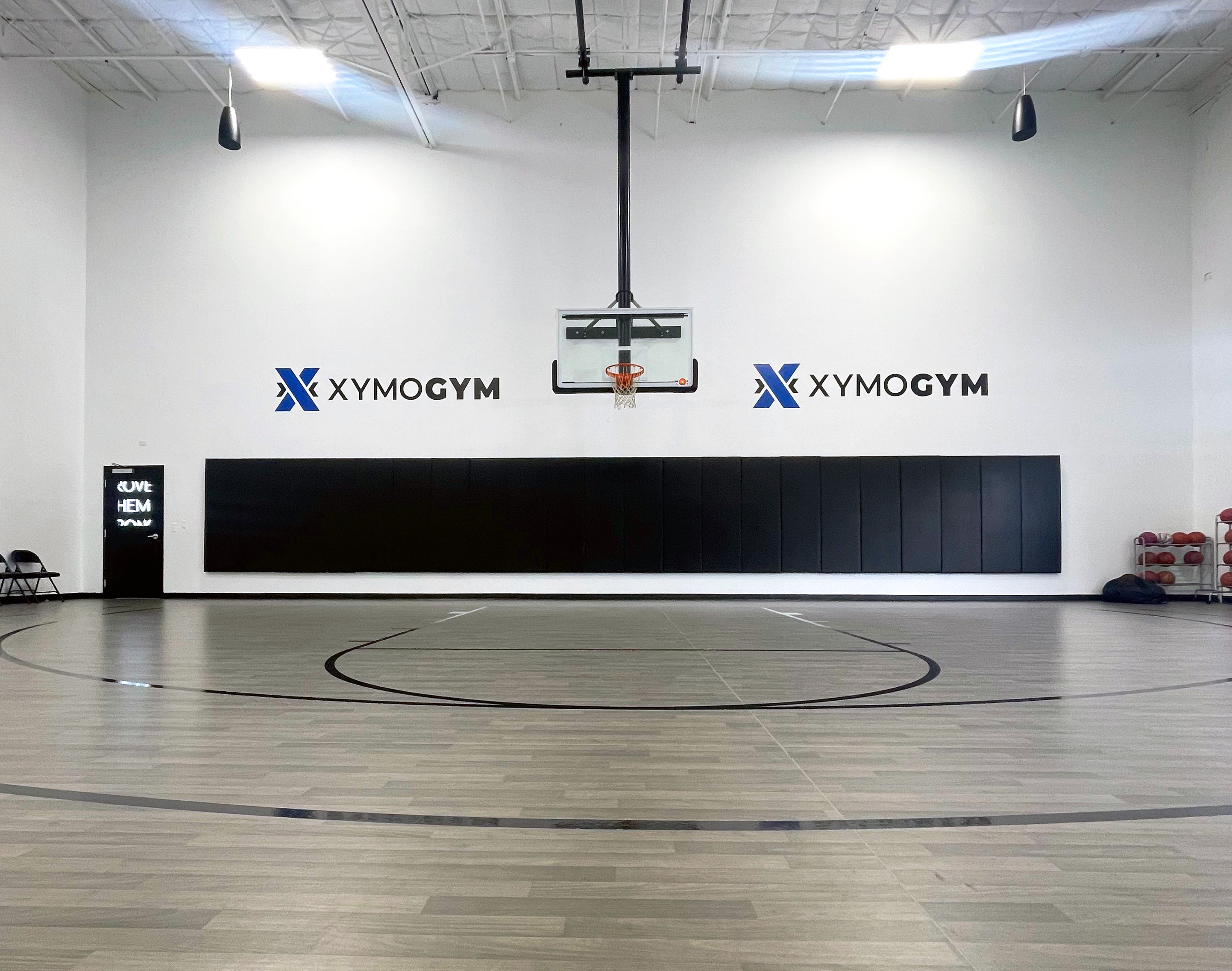 The basketball court at XYMOGYM